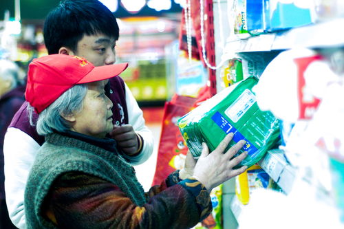 学雷锋日 30名福利院老人开心逛超市