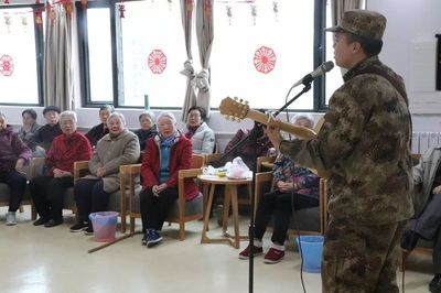 学雷锋月暖流涌动，舟桥旅士兵情暖洪山区社会福利院